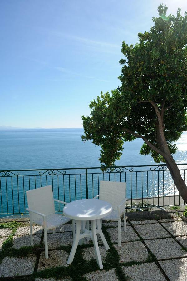 Amalfi Blue Flowers A Exterior photo